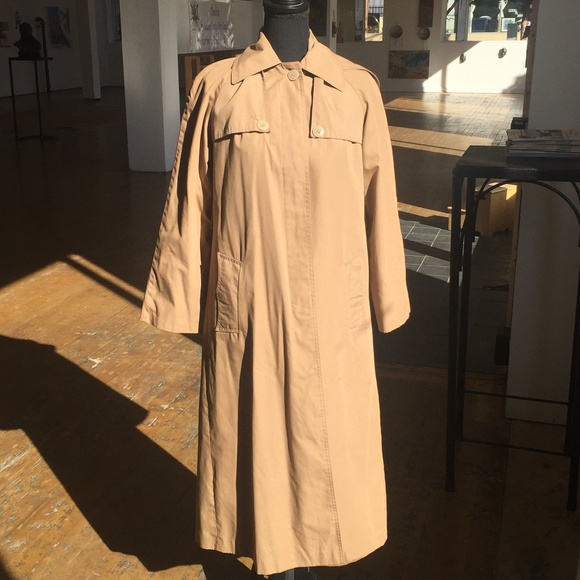 Vintage trench coat with removable hood and liner. - Picture 4 of 9